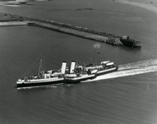 Paddle steamer entering harbour