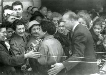 Shirley Bassey meeting fans